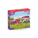 Doos van Schleich Horse Club set met auto, trailer, paard en figuren in een veld.