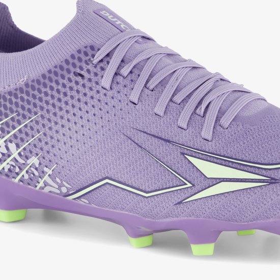 Voorkant lichtpaarse voetbalschoen met veter en logo.