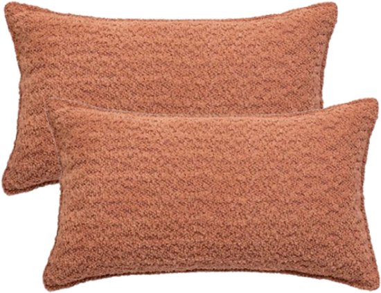Set van twee rechthoekige terracotta kussens met een gebreid, geappeld patroon.