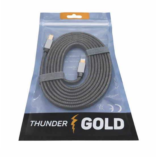 Câble Cat 8 gris foncé avec connecteurs argentés dans un emballage en plastique transparent avec le logo 'Thunder Gold'.