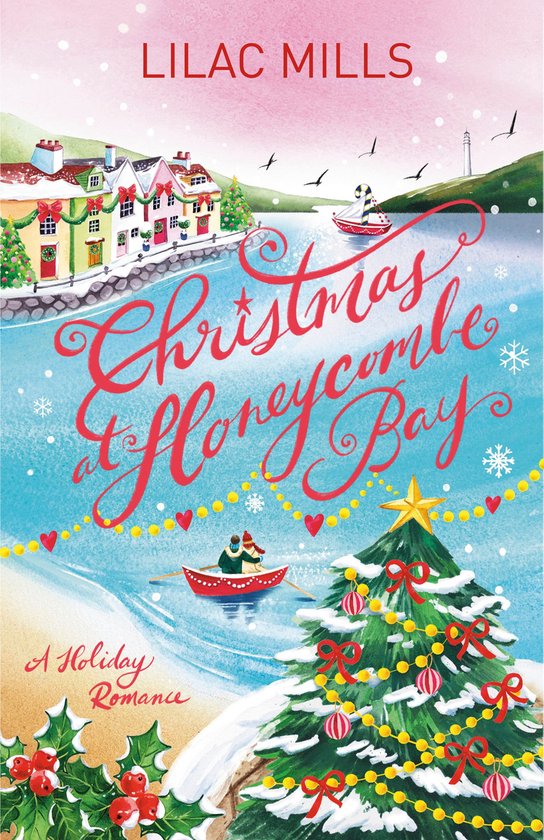 Boekomslag: 'Christmas at Honeycombe Bay' door Lilac Mills. Een winterse scène met huizen aan de kust, een kerstboom, sneeuw en een bootje met twee personen.