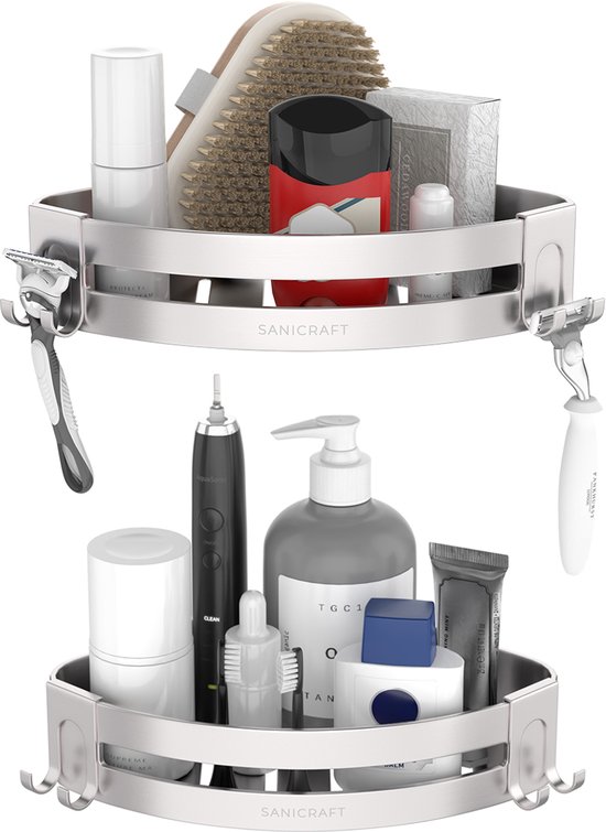 Twee SaniCraft doucherekjes, een met borstel en flesjes, de andere met zeepdispenser en elektrische tandenborstel. Allemaal zilverkleurig.