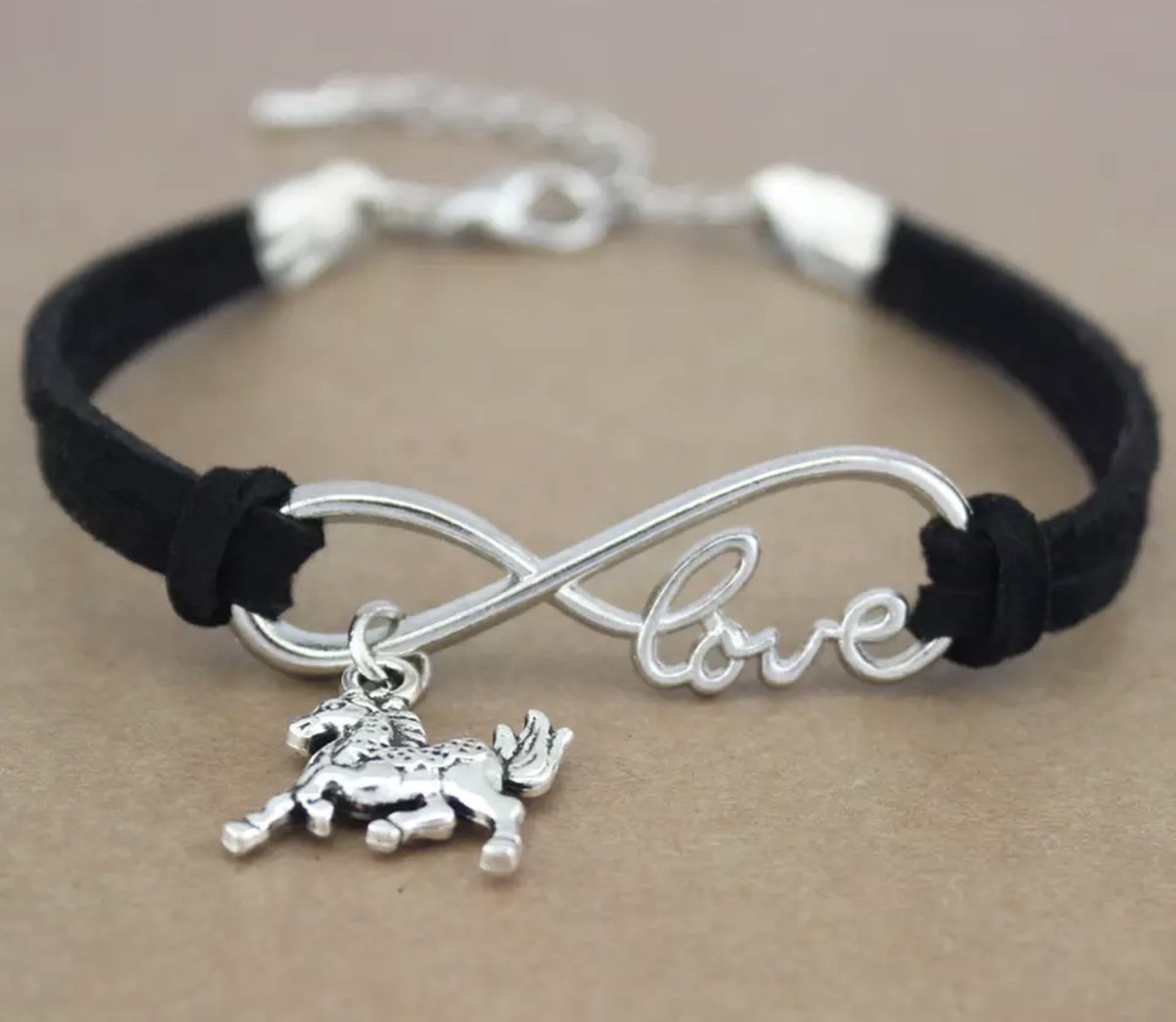 12Getit Armbandje zwart met paarden hangertje