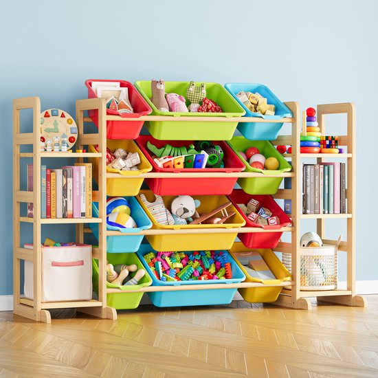 Houten speelgoed organizer met 12 gekleurde bakken: rood, groen, geel en blauw, gevuld met divers speelgoed en boeken.