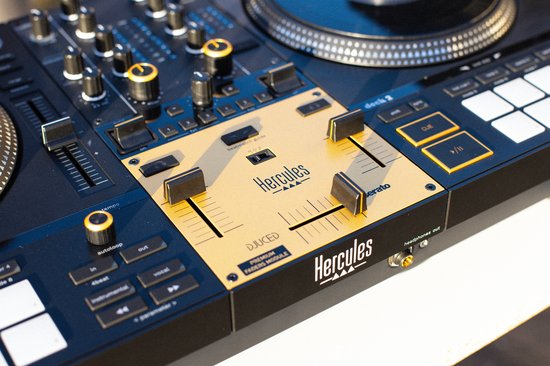 Gedetailleerd beeld van Hercules DJ-controller met gouden fader module, draaitafel en bedieningselementen.