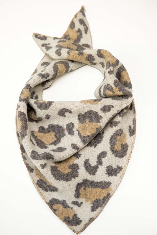 Gevouwen driehoekige sjaal met panterprint in wit, taupe en zwart. De sjaal is gebreid met zacht materiaal.