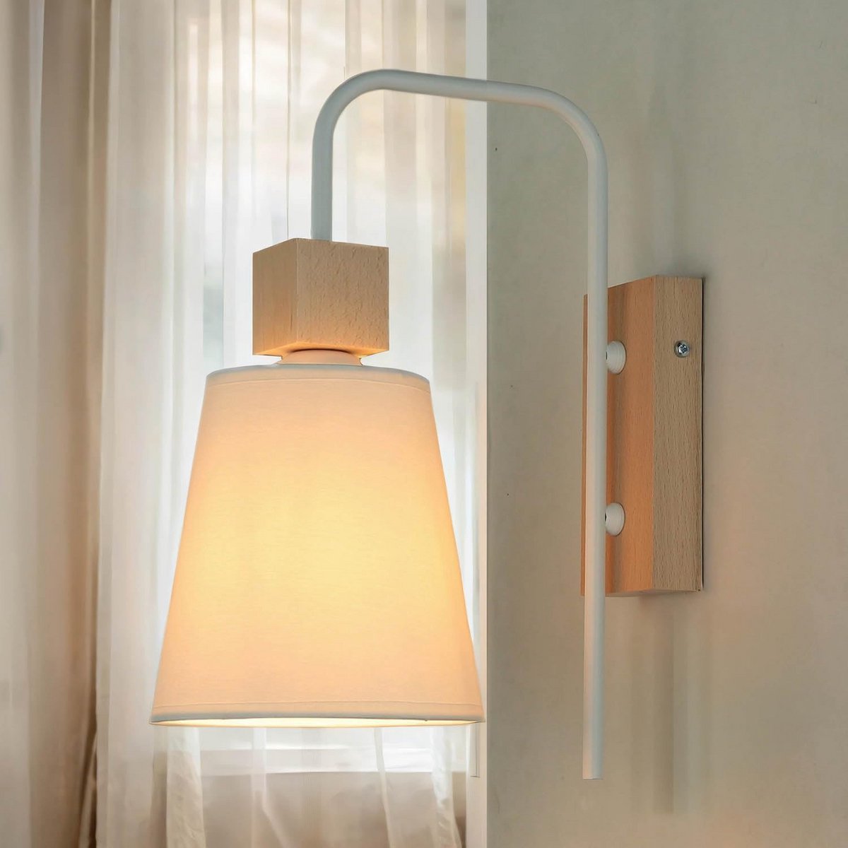 Stijlvolle wandlamp met houten accent en stoffen kap voor binnenverlichting