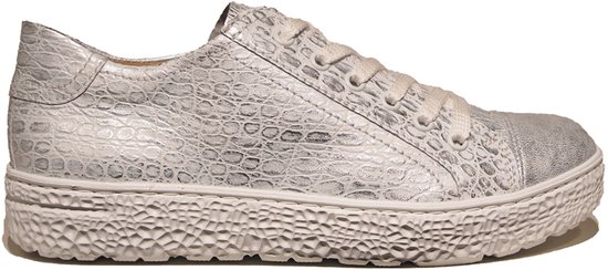 Zilverkleurige leren sneaker met krokodillenprint, veters en witte zool.