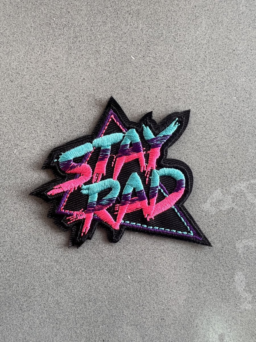 Stay Rad - Roze - Roze - Meiden quote / Graffiti - Strijk Embleem Patch 4 / 5 cm [Carnaval] Strijkapplicatie - Iron On