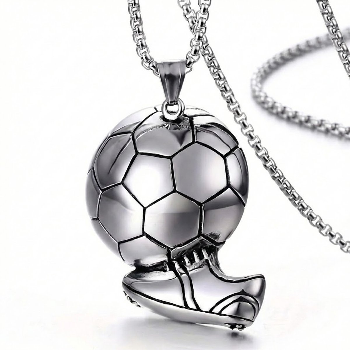 Zilverkleurige ketting met voetbal en schoen hanger – schakelketting voor heren – sportief design