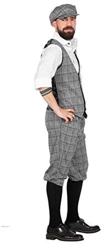 Zijaanzicht van man in jaren 20 outfit met glencheck gilet en knickerbocker broek, witte blouse en platte pet.