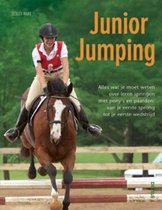 Een meisje in rij kleding springt op een paard met de tekst Junior Jumping