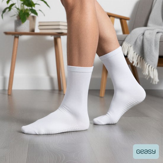Man met witte antislip sokken en grijze vloer.