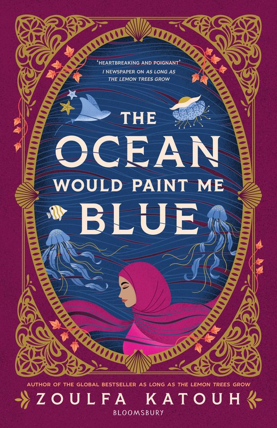 Boekomslag met de titel 'The Ocean Would Paint Me Blue' in grote, witte letters. Een vrouw in een roze hijab is afgebeeld, omringd door kwallen en vissen op een blauwe achtergrond, binnen een versierd, donkerrood frame.