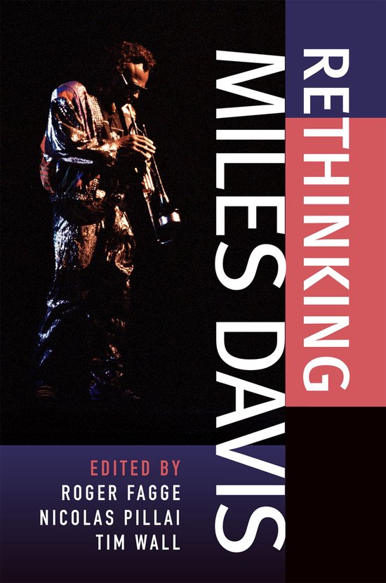 Miles Davis in glitterend pak met trompet, titel 'Rethinking Miles Davis'.