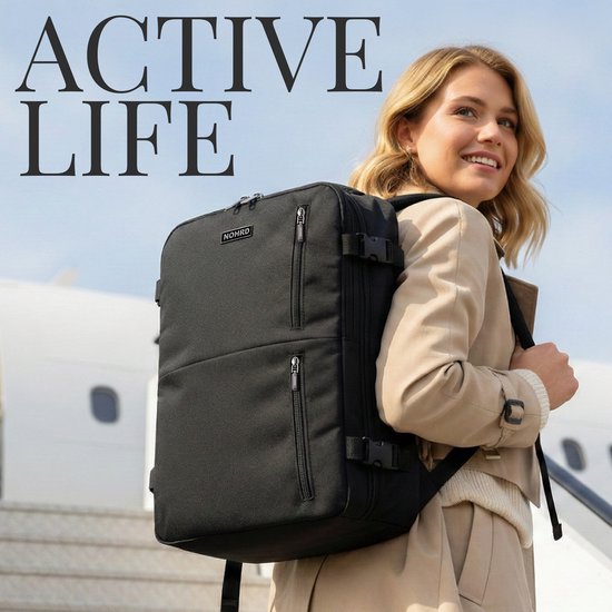 Vrouw met blonde haren draagt een zwarte NOHRD rugzak, met een vliegtuig op de achtergrond. Tekst "ACTIVE LIFE".