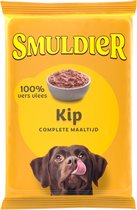 Smuldier Kip: verpakking met gele opdruk, een kommetje met vlees en een bruine hond die likt.