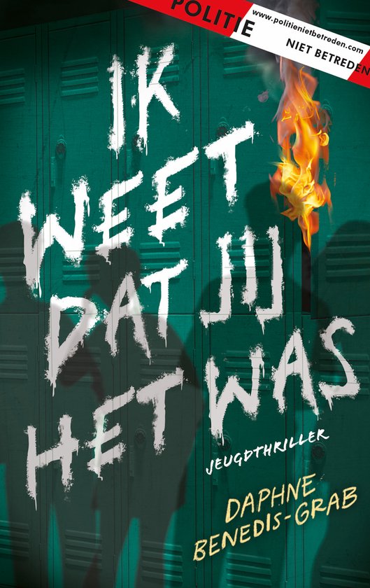 Boekomslag met de titel 'Ik weet dat jij het was'. De achtergrond is een groen schoolkluisje met vlammen en politie tape.