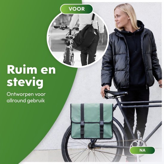 Mintgroene dubbele fietstas op een fiets. Een vrouw in een zwarte jas staat ernaast.