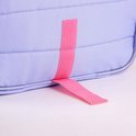 Detail van een paarse, gewatteerde rugzak met roze banden en klittenband.