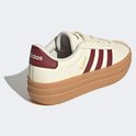 Crèmekleurige damessneakers van Adidas met bordeauxrode strepen en een dikke gumkleurige zool, gezien vanaf de zijkant.