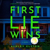 Boekomslag met de titel FIRST LIE WINS in grote, lichtgevende groene letters op een donker huis. Een figuur staat in de deuropening.