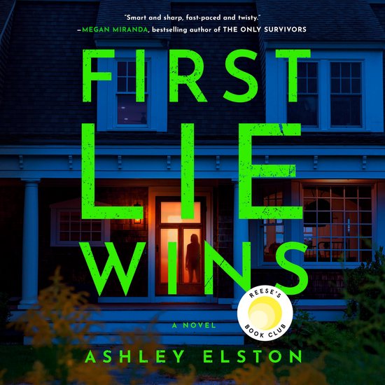 Boekomslag met de titel FIRST LIE WINS in grote, lichtgevende groene letters op een donker huis. Een figuur staat in de deuropening.