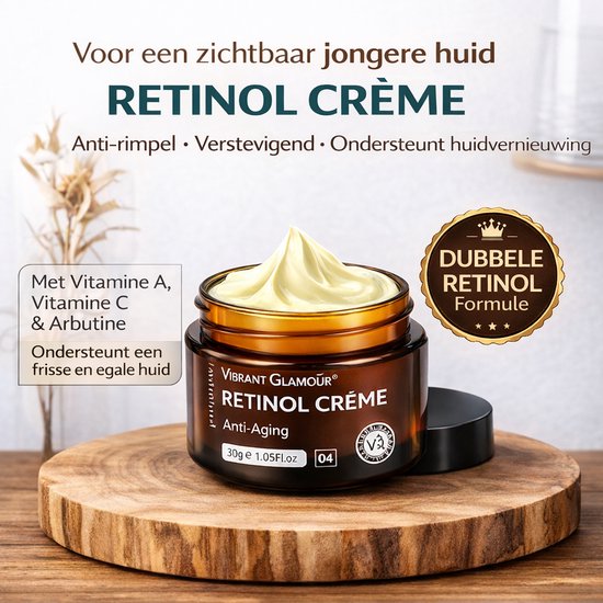 Bruin potje retinol crème met gouden rand en een wolkje crème, staand op een houten schijf.