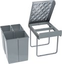 Grijze prullenbakken met 3 vakken en een apart metalen frame met geruit deksel.