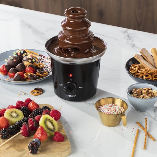 Zwarte Princess chocoladefontein met 3 lagen, omringd door fruit, koekjes en snoepgoed.