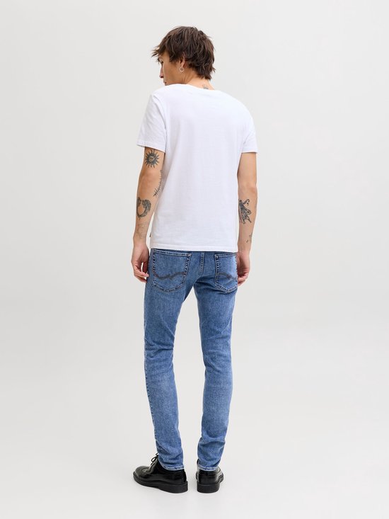Jongens jeans in lichte wassing, gedragen door een model met witte T-shirt, gezien van achteren.