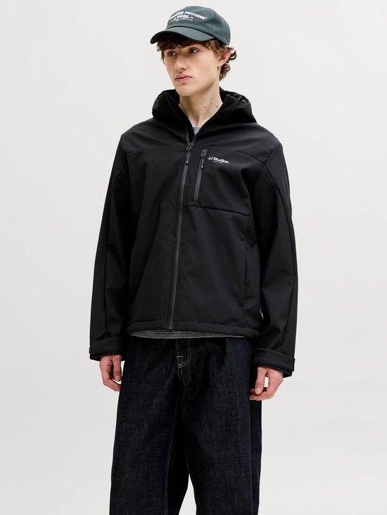 Man met zwarte softshell jas met capuchon, open rits en 'JJ Studio. Jack & Jones' logo, op witte achtergrond.