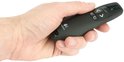 Hand houdt een zwarte Logitech presenter met knoppen vast.