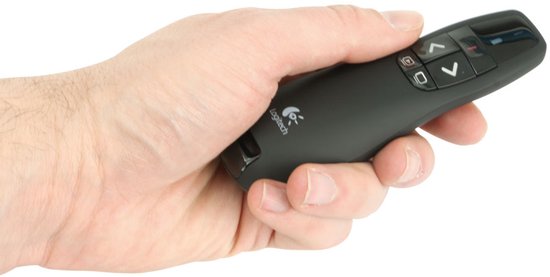 Hand houdt een zwarte Logitech presenter met knoppen vast.