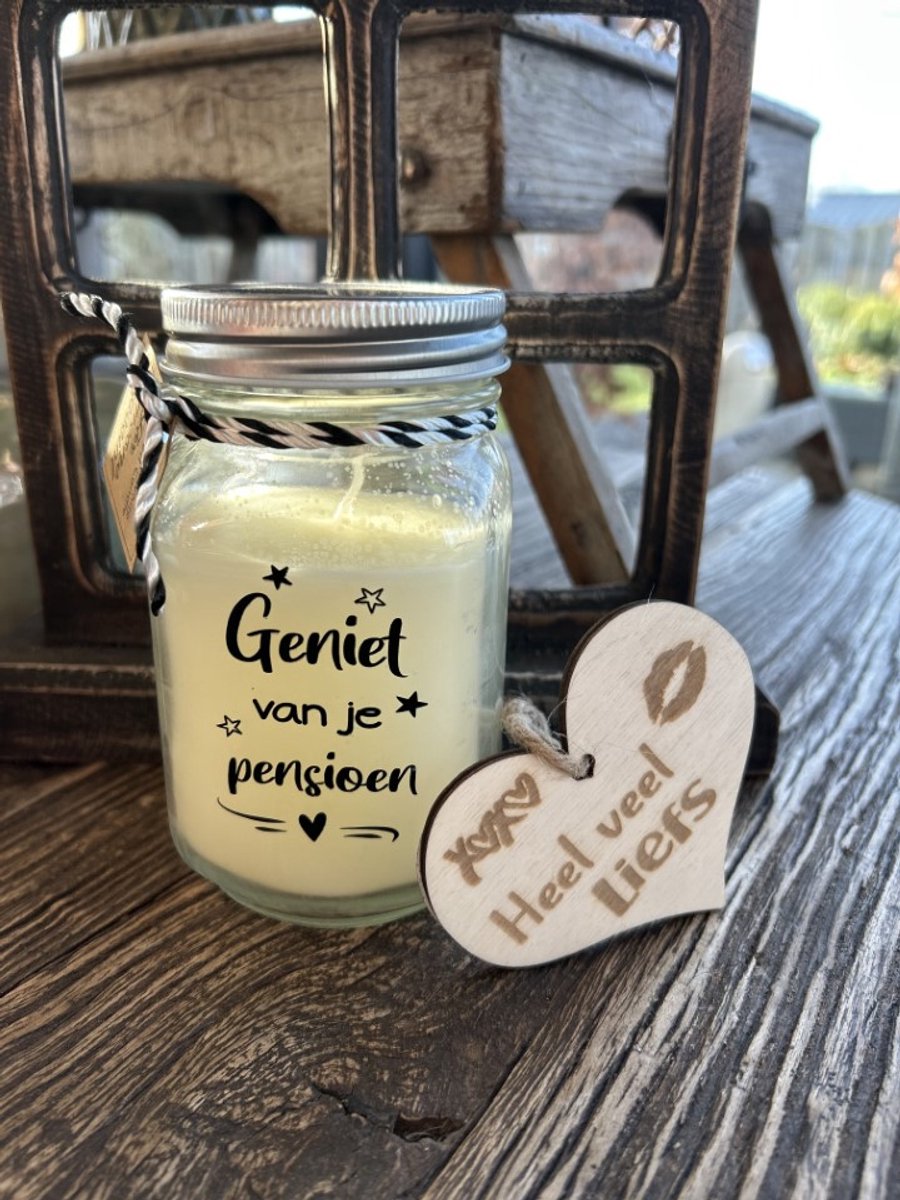 Creaties van hier Black & White scented candles Pensioen met houten hartje – 13,5 cm – vanille pesnioen