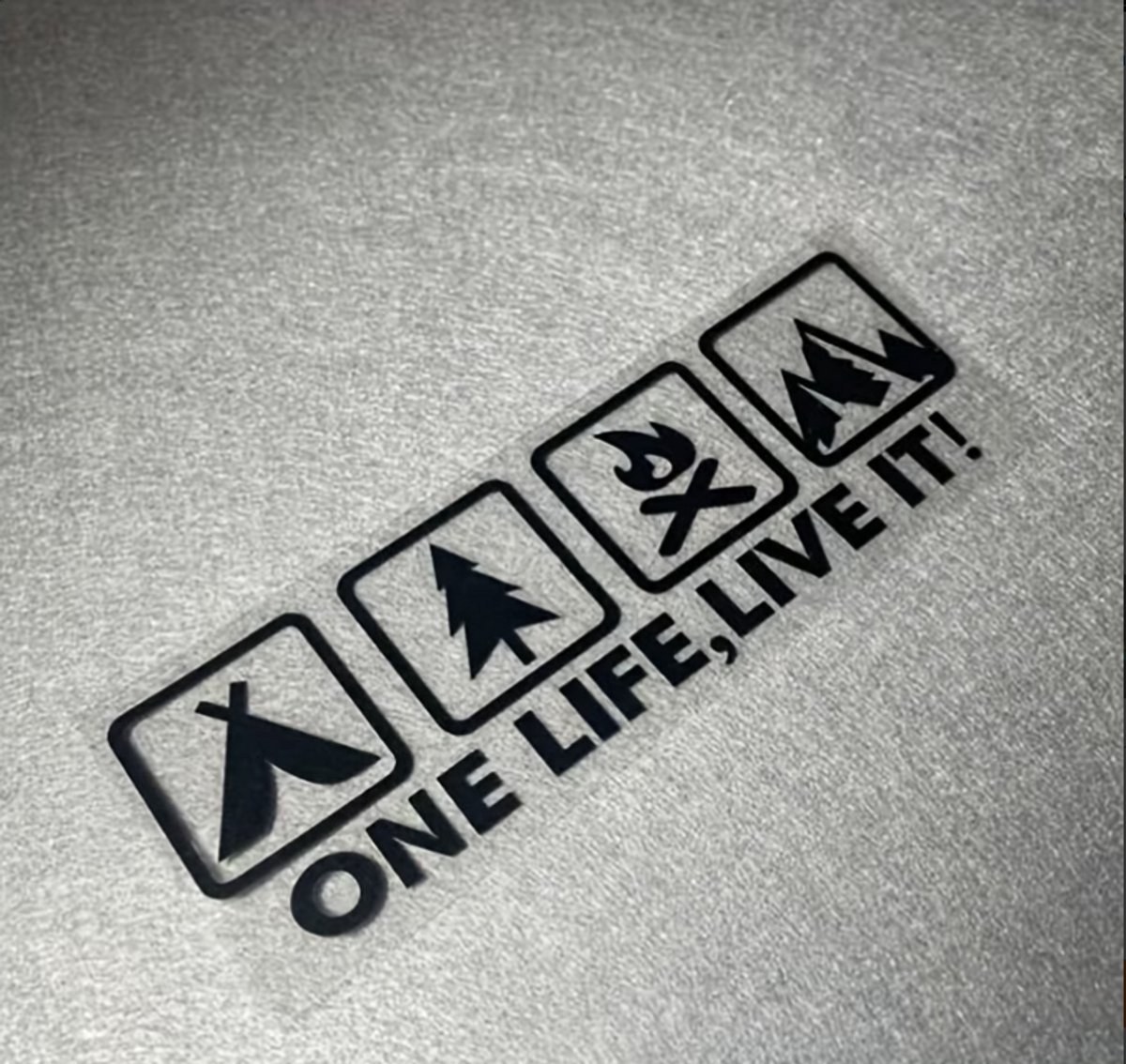 Outdoor Vinyl Sticker “Live It” - Zwart – Zelfklevend – Voor Auto & Outdoor Gebruik