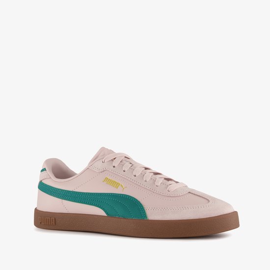 Roze Puma sneaker met groene streep en gouden Puma-logo op de zijkant.