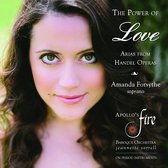 Portrait de la soprano Amanda Forsythe aux longs cheveux bruns et yeux verts, avec le texte 'The Power of Love'.