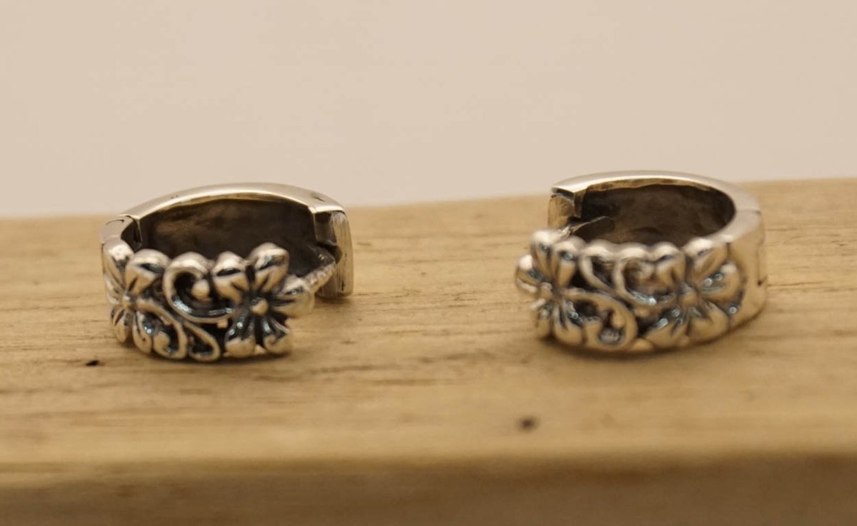Zilveren oorringen met bloemenmotief - bloemen oorringen van 925 zilver - sterling zilveren oorringen met bloemen - leuke oorringen van zilver - fleurige sterling zilveren oorringen
