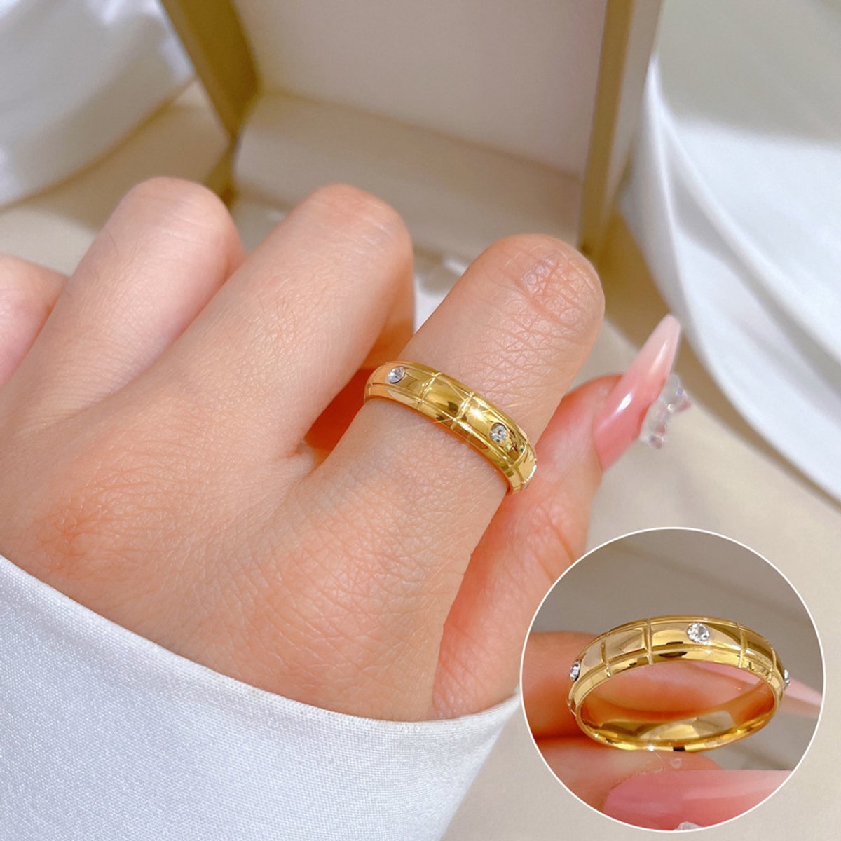Glintweave – Roestvrijstalen Ring met Vijf Zirkonia – 18K Verguld – Dames – Goud – Maat 57 (Ø 18 mm)