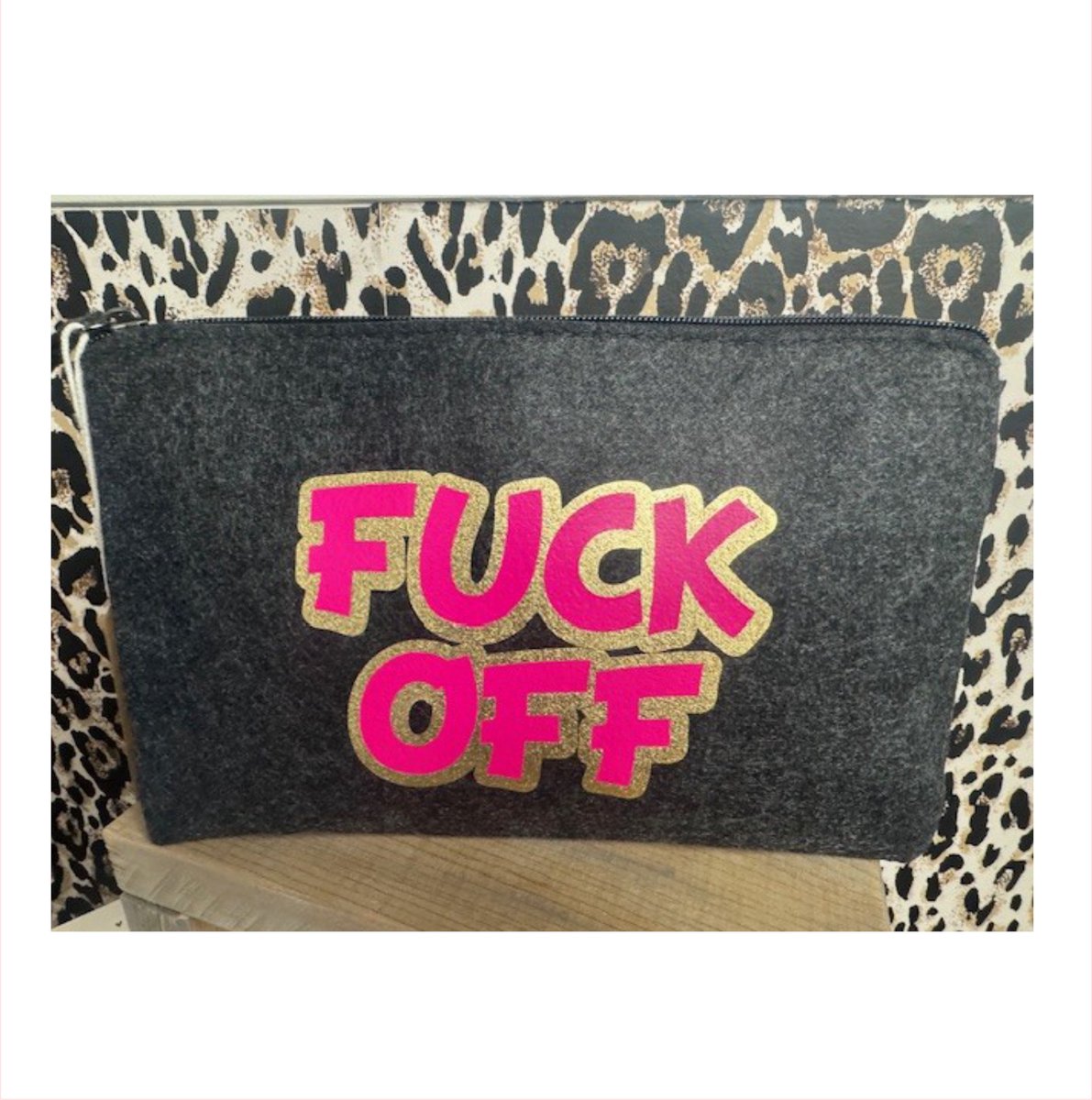 Donker grijze Etui of make-up tasje- Fuck off- goud met roze opdruk. Verjaardagscadeau- toilettas- tekenetui.