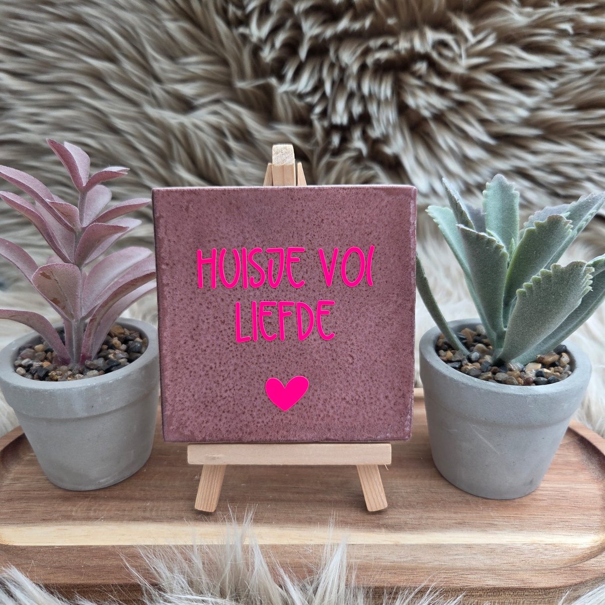 Robuust Wenstegeltje – Huisje vol Liefde – Hip trendy tegeltje – 10x10 cm – Cadeau voor Nieuwe Woning, Housewarming of Gezinscadeau – Sfeervol en Persoonlijk - Vriend(in) – Trendy nu – Decoratief Tegeltje met Standaard – Cadeau Idee