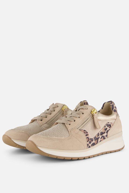 Paar taupe Gabor sneakers met luipaardprint en gouden ritsen, op een witte achtergrond.