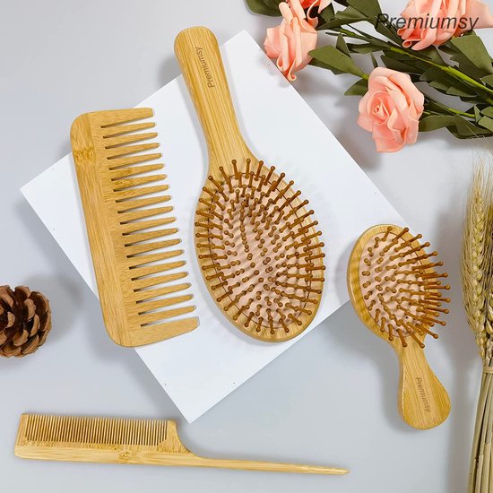 Set van bamboe haarverzorgingsproducten: een grote kam, een ovale borstel, een kleine borstel en een puntkam.