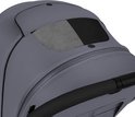 Detail van de grijze XXL-kap van een kinderwagen met ventilatiegaas.