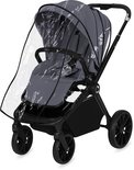 Grijze kinderwagen met doorzichtige regenhoes, zwarte wielen en stuur.