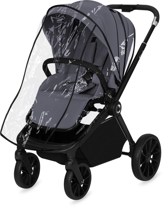 Grijze kinderwagen met doorzichtige regenhoes, zwarte wielen en stuur.