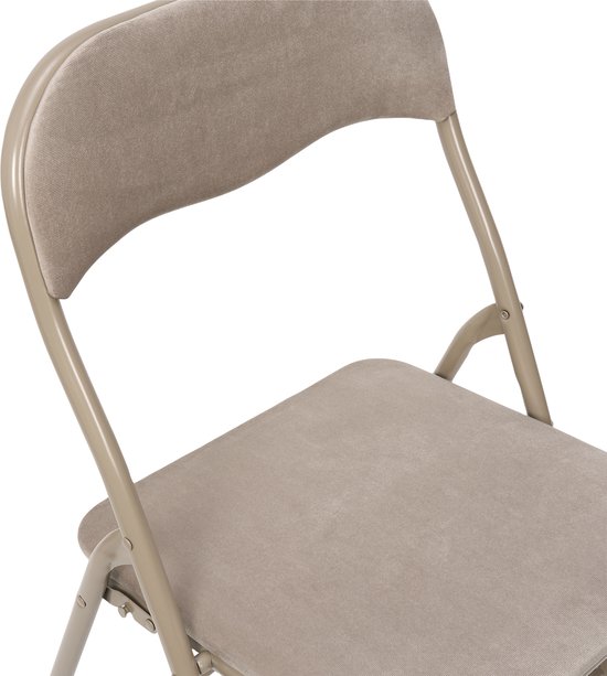 Gros plan de l'assise en velours taupe et du dossier incurvé d'une chaise pliante avec un cadre en métal.