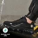 Zwarte Silvex werkschoen met zilveren strepen, gedragen in opspattend water. Antislip zool.