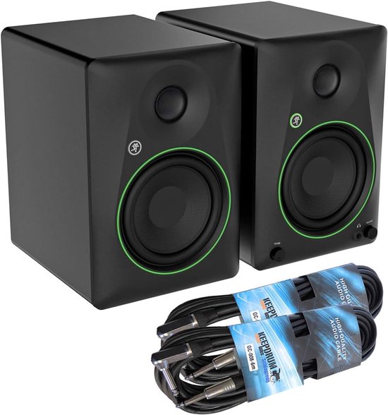 Zwarte studiomonitoren met groene accenten, inclusief twee audiokabels.